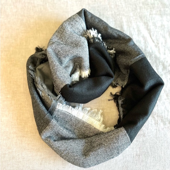 NWT Vivian & Vincent Scarf - Picture 1 of 4